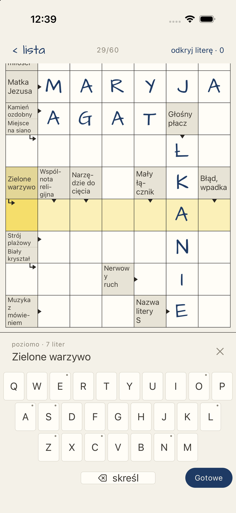 Ekran aplikacji Kratka: siatka krzyżówki z definicjami w polach,
              zaznaczone hasło, pasek z definicją i klawiatura z polskimi znakami.